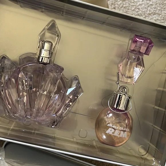 Ariana Grande R.E.M. REM gift set spray 3.4 oz + mini dab + shower gel ornament